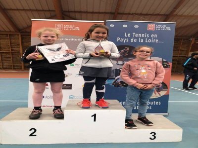 Marine Barais sur la plus haute marche du podium. - x