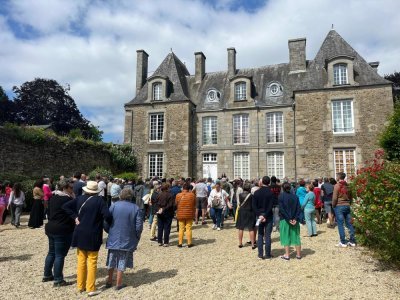 Plus de 300 personnes sont réunies pour suivre la visite commentée de l'hôtel particulier Montpinçon lors de l'évènement "Jardins secrets et hôtels particuliers", dimanche 2 juin, à Mayenne. - Naomie Jourand