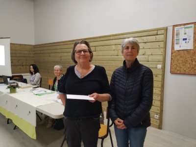 Marie-Ange Lebossé (à droite) a tenu à remercier Gisèle Le Roy (à gauche) pour son engagement au service de la personne. - CDLM