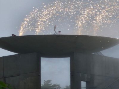 2- Un moment magique : l'illumination du belvédère avec des flammes froides et des fumées colorées étincelantes. - Roger Coupé