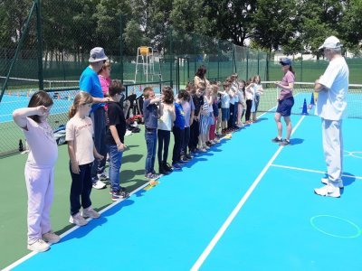 Magali Bordeau, professeur au club de tennis d'Évron accueille une classe de CP pour une heure de découverte tennis. - jb