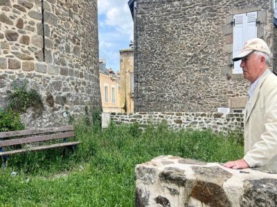 Le coin vert dans les escaliers du château était le jardin de son père. - Théo Duchet