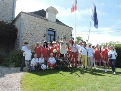 Le défilé composé de membres du comité très enthousiastes et des magnifiques majorettes andolléennes, ces messieurs en jupette qui connaissent toujours un très grand succès ! - Marie-Christine GERARD