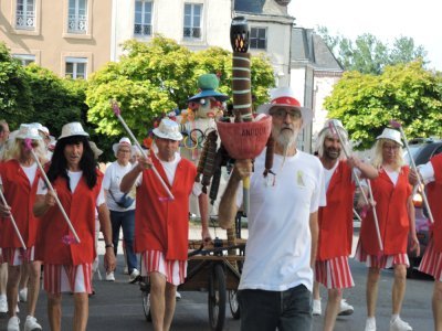 La flamme burlesque, Vital la mascotte et les charmantes majorettes hommes défilent dans Andouillé. - Marie-Christine GERARD