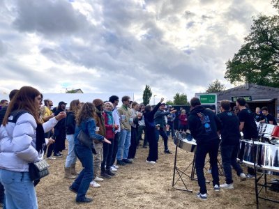 Les plus motivés dansent devant le groupe Les allumés du bidon, alors que le festival vient de commencer ! Familles et amis étaient au rendez-vous. - CM