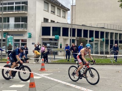 Après la nage, direction la course cycliste. Une étape longue de 40 kilomètres dont le premier partant s'est lancé à 15h10. - Clémentine Marié