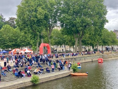 Les spectateurs choisissaient le lieu le plus adapté pour voir les nageurs : sur le quai et sur le pont. Nombreux sont venus soutenir des proches ou de la famille. - CM