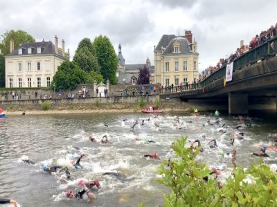 Les nageurs ont commencé la course M à 14h40. Les femmes sont parties trois minutes avant les hommes. Au total, ils devaient nager 1 500 mètres. - CM