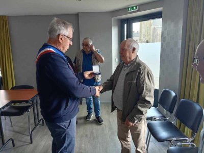 Bernard Ory remet sa médaille à Roger Feiller. - Katia Péchard