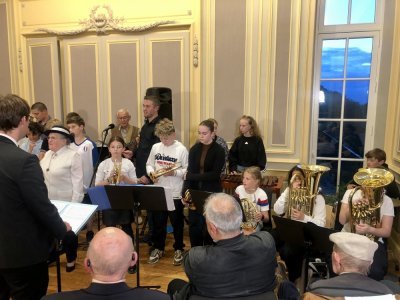 Le chœur du collège accompagné de la chorale a interprété la "Chanson d'Ambrières". - Martine Rebours