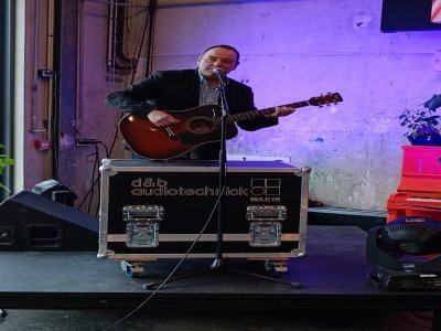 Thierry Daveu, plus à l'aise avec sa guitare pour s'adresser aux invités. - JFC