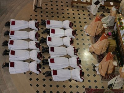 Moment fort, quand l'ordinand s'allonge sur le sol. - Photo transmise par la Communauté