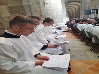 Les séminaristes suivent attentivement du regard le livret de messe. - Adèle Petit