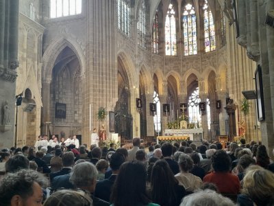 Plus centaines de personnes assistent aux ordinations diaconales au sein de la basilique Notre Dame de l'Épine, à Évron. - Adèle Petit
