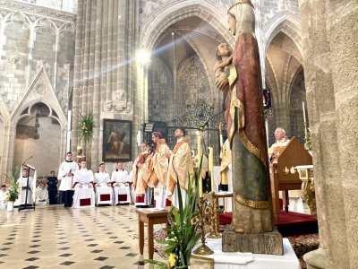 Prêtres et évêques sont réunis dans le chœur de la basilique. - Clémentine Marié