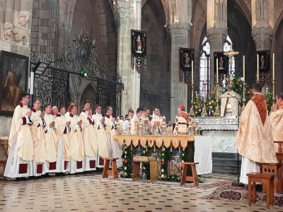 3. Au total, ce sont dix diacres qui ont été ordonnés prêtres le samedi 22 juin à la Basilique Notre-Dame-de-l'Épine. Plus de 1 800 personnes étaient présentes pour la journée du samedi. - x