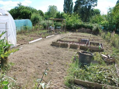 Un jardin vidé de son contenu après l'inondation - JL Petit