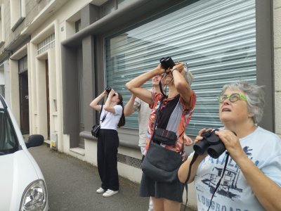 Jumelles en mains, les participants observent les nids. - MATHIEU PEAN