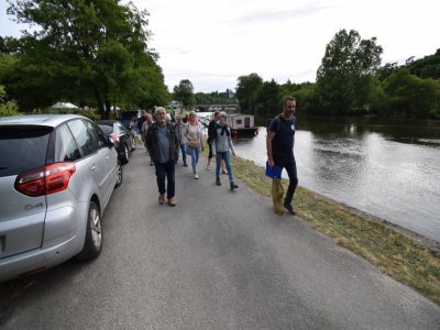 3 Sébastien Ridé, directeur adjoint du CPIE Mayenne Bas Maine, entraîne les marcheurs sur les bords de la Mayenne, à la découverte de notre rivière et de sa biodiversité riche. - 2024-07-11 Balade bord de Mayenne