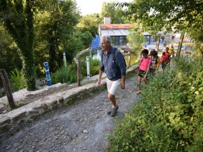 2- Les 380 randonneurs ont redécouvert la campagne environnante, notamment avec la traversée des Jardins de Babylone sur le site d'Echologia. - 2024-07-11 Les 53 bornes 3