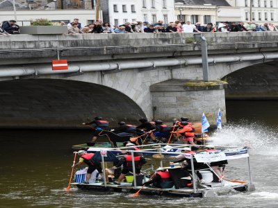 deux embarcations au coude à coude pour passer le pont Aristide Briand - Fabrice COMPAIN