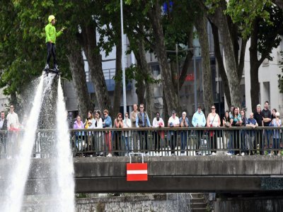 Un show de flyboard présenté par Aquajet permettait de faire patienter le public des Ofnijec - Fabrice COMPAIN