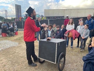 Un magicien a diverti petits et grands. - C.D.