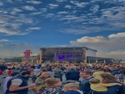 Les festivaliers devant la plus grande scène. La programmation a été appréciée par toutes les générations. 7 000 festivaliers étaient attendus. - C.D.