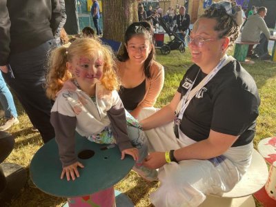 Les enfants ont pu se faire maquiller par des bénévoles du Festid'AL. Le festival reste avant tout un moment intergénérationnel. - C.D.