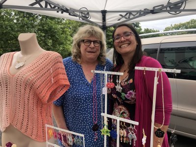 Véronique Gamain, gérante du camping et Sandrine de l'Imprévu qui expose ses travaux au crochet. - Martine Rebours