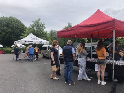 Le marché se tient sur le parking du terrain de camping du parc de Vaux. - Martine Rebours