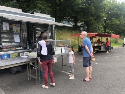 Le marché se tient sur le parking du terrain de camping du parc de Vaux. - Martine Rebours