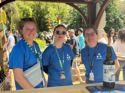 2 - 120 bénévoles ont assuré la bonne tenue du festival des Entrelacés, dont Sabine, Aglaé et Séverine. Elles posent devant la Claudine, bière du festival. - Naomie Jourand