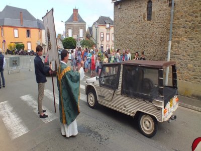 Une procession particulière pour cette bénédiction. - M&M CHARROY