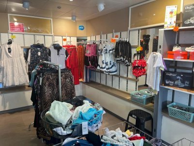 La boutique Bazar Destok propose des vêtements, des chaussures, des accessoires, mais également des produits en tout genre. - Naomie Jourand