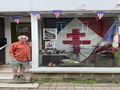 Eugène Neveu près d'une vitrine décorée - cd