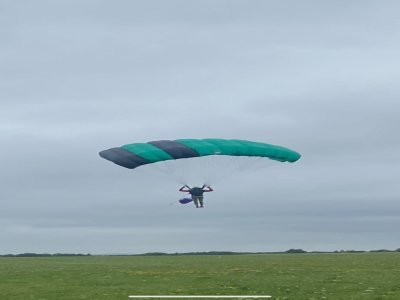 Le club de parachute de Laval continue de former des champions en cultivant à la fois l'excellence sportive et l'amour du parachutisme. - Morgane Poirier