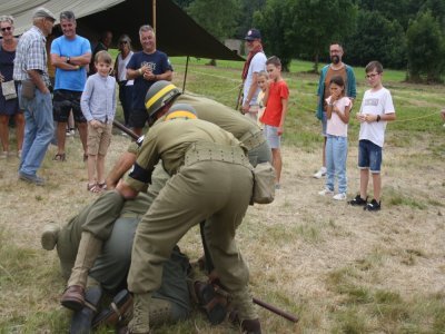 Pour une reconstitution à l'entrée du camp, un soldat ivre se fait passer à tabac par trois Américains de la Military police. L'un d'eux se blesse et est transporté par des ambulanciers. Les deux autres s'isolent avec le malheureux pour continuer l'e - Ludovic Gobert