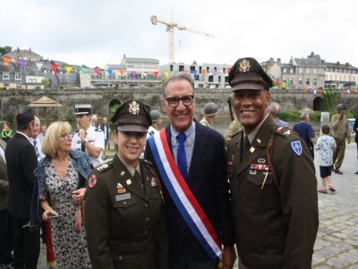 Yannick Favennec entouré de deux représentants de l'US Army présents pour la cérémonie d'anniversaire des 80 ans de la libération de Mayenne. - Ludovic Gobert