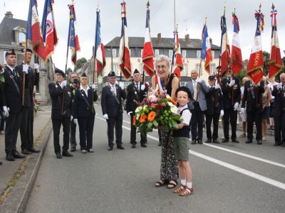 L'association des Anciens combattants de Mayenne a exceptionnellement accepté d'avancer sa cérémonie de célébration de la Libération de deux jours. Ici, la première adjointe de Mayenne, Dominique Fournier, dépose une gerbe sur le pont Mac Racken, hér - Ludovic Gobert