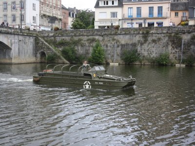 L'une des surprises du week-end : Mayenne WW2 avait réussi à faire venir un véhicule amphibie d'époque. - Ludovic Gobert