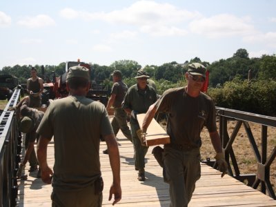 Treize bénévoles de l'association belge 300th Engineer combat battalion ont construit vendredi un pont Bailey, édifice en kit de 30 tonnes sur 27 mètres qui a fait la liaison entre le parking et le camp. Tout a été fait à la main ou avec des engins d - Ludovic Gobert