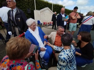 2 - Témoin vivant du combat du Petit Val, Simone Triguel, née Bouvier, 97 ans, échange avec le petit-fils de John Smith, seul survivant de l'automitrailleuse qui décède en 1954. - CDLM