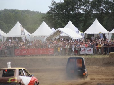 Plusieurs courses ont été organisées au cours du week-end. Ici l'auto-cross. Il y a aussi eu des courses de moiss-batt-cross - Ludovic Gobert