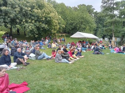 Public venu en force lors d'un spectacle dans le cadre de la tournée "Escales au bord de l'eau". - Nathalie Grudé