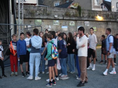 32 jeune de adocom son venue sur la cale de mayenne pour voir le flim projeté en pleinne aire - Ludovic Gobert