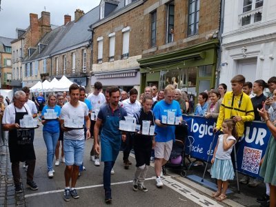 Pour la première édition de la course des garçons de café d'Artcom', douze "garçons" ont pris le départ, place Mazarin, sous les encouragements du public. - J.-F.C.