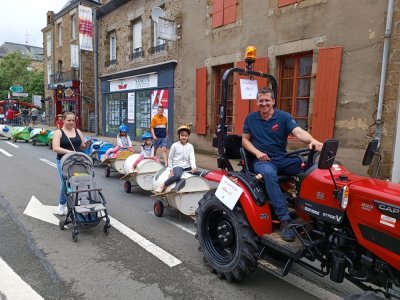 Les Jeunes agriculteurs de la Mayenne ont animé la Saint-Grégoire avec leur petit train pour les enfants, mais aussi avec le porcelet dont il fallait deviner le poids. - J.-F.C.