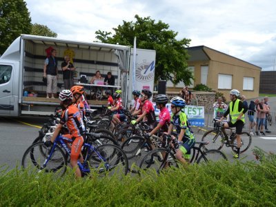 2- Quatre-vingts coureurs de 5 à 16 ans concouraient lors de la finale du challenge Nord-Mayenne. Le nouveau circuit a été très apprécié. Le public était présent. - Martine Rebours