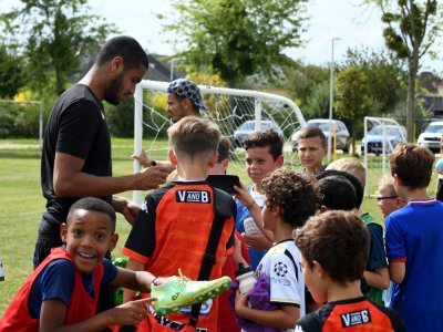 2- Attroupement des jeunes les plus impatients autour d'Amijhad Nazih pour avoir son autographe sur les chaussures ou maillots. - Fabrice COMPAIN